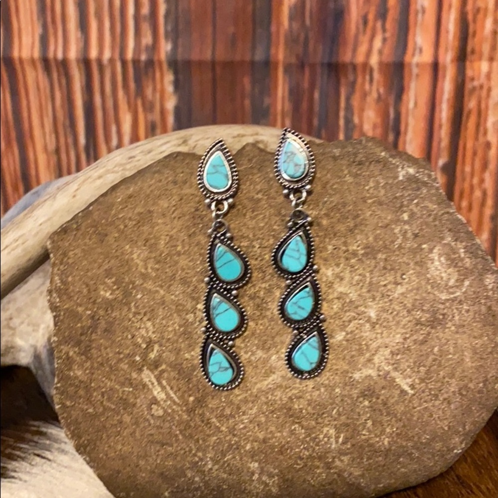 BEAUTIFUL FAUX STONE EARRINGS